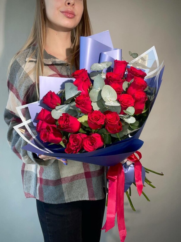 Букет из 19-ти роз с эвкалиптом, артикул F1407771 - 9240 рублей, доставка по городу. Flawery - доставка цветов