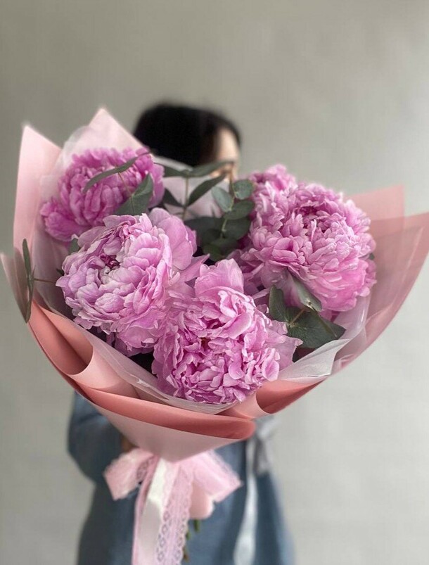 Букет из 5-ти пионов, артикул F1407775 - 8250 рублей, доставка по городу. Flawery - доставка цветов