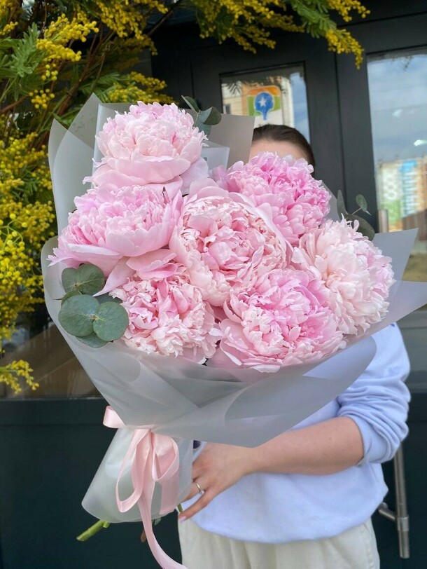 Букет из 7-ми пионов, артикул F1409935 - 12430 рублей, доставка по городу. Flawery - доставка цветов