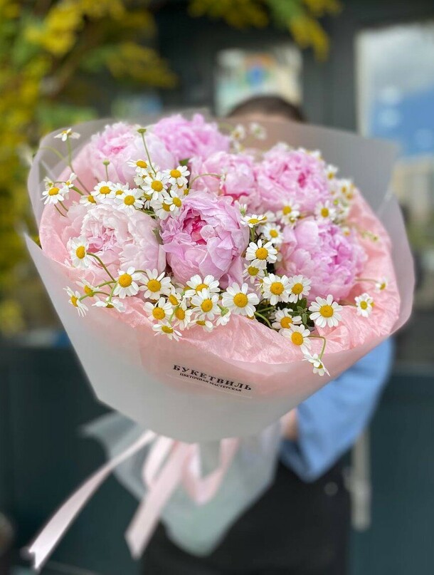 Букет из пионов с ромашками, артикул F1420885 - 11900 рублей, доставка по городу. Flawery - доставка цветов