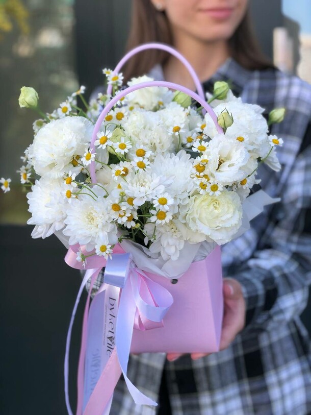 Композиция с ромашкой и эустомой, артикул F1427504 - 4800 рублей, доставка по городу. Flawery - доставка цветов