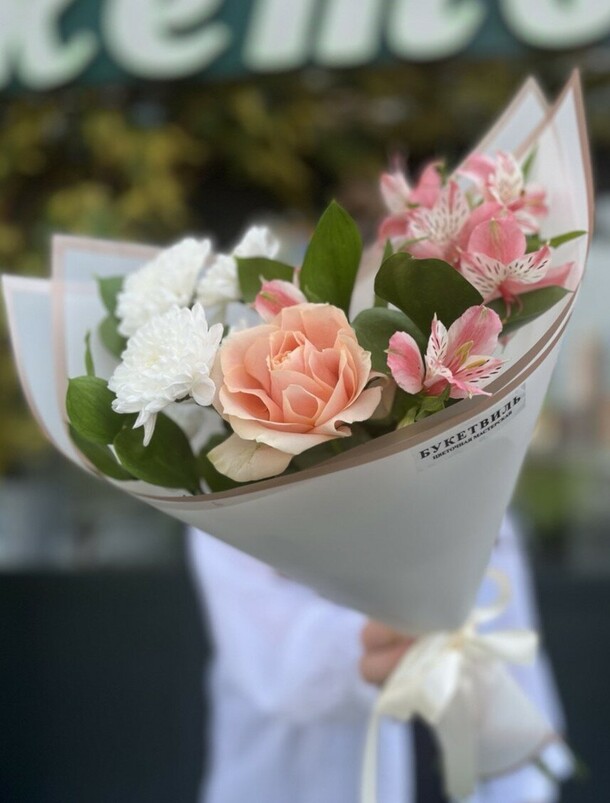 Букет-комплимент с персиковой розой, артикул F1449330 - 4730 рублей, доставка по городу. Flawery - доставка цветов