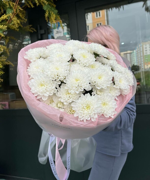 Букет-зефирка из белых хризантем, артикул F1458461 - 4400 рублей, доставка по городу. Flawery - доставка цветов