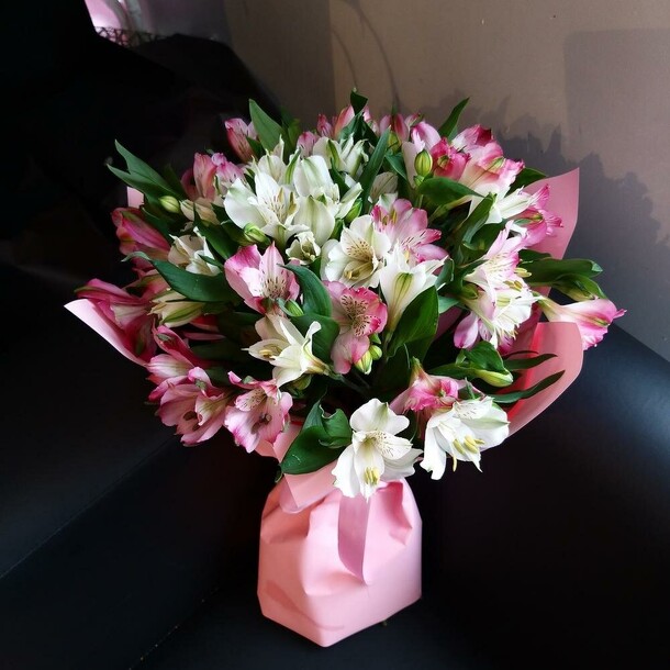 Букет альстромерий, артикул F1172218 - 9320 рублей, доставка по городу. Flawery - доставка цветов