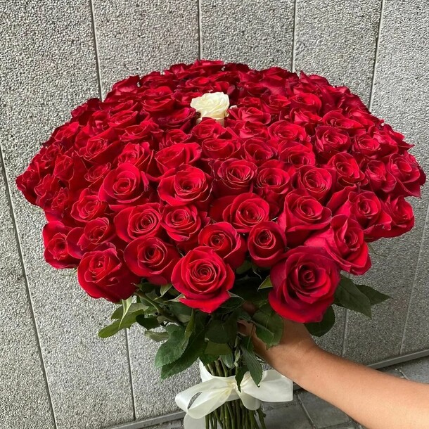 101 красная роза, артикул F1174943 - 70550 рублей, доставка по городу. Flawery - доставка цветов