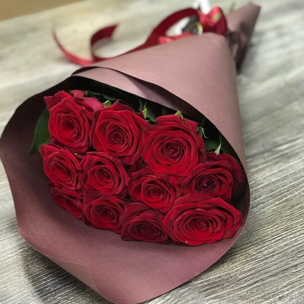 11 красных роз, артикул F1377810 - 8160 рублей, доставка по городу. Flawery - доставка цветов