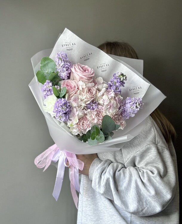 Букет с гортензией, маттиолой и пионовидными розами #021, артикул F1432371 - 7400 рублей, доставка по городу. Flawery - доставка цветов