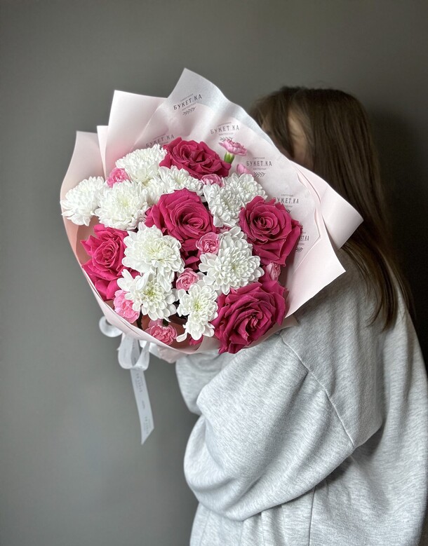Букет с французскими розами, хризантемой и диантусами #014, артикул F1432437 - 4750 рублей, доставка по городу. Flawery - доставка цветов