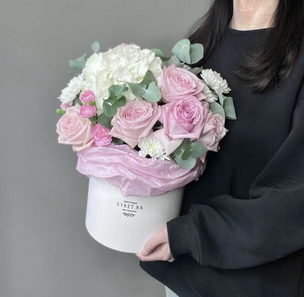 Композиция с гортензией, пионовидными розами и хризантемой #013, артикул F1432532 - 7490 рублей, доставка по городу. Flawery - доставка цветов