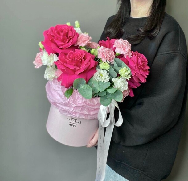 Композиция с французскими розами, лизиантусом и диантусами #012, артикул F1432540 - 8200 рублей, доставка по городу. Flawery - доставка цветов