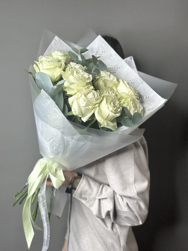 Букет с розами и эвкалиптом #003, артикул F1434516 - 6300 рублей, доставка по городу. Flawery - доставка цветов