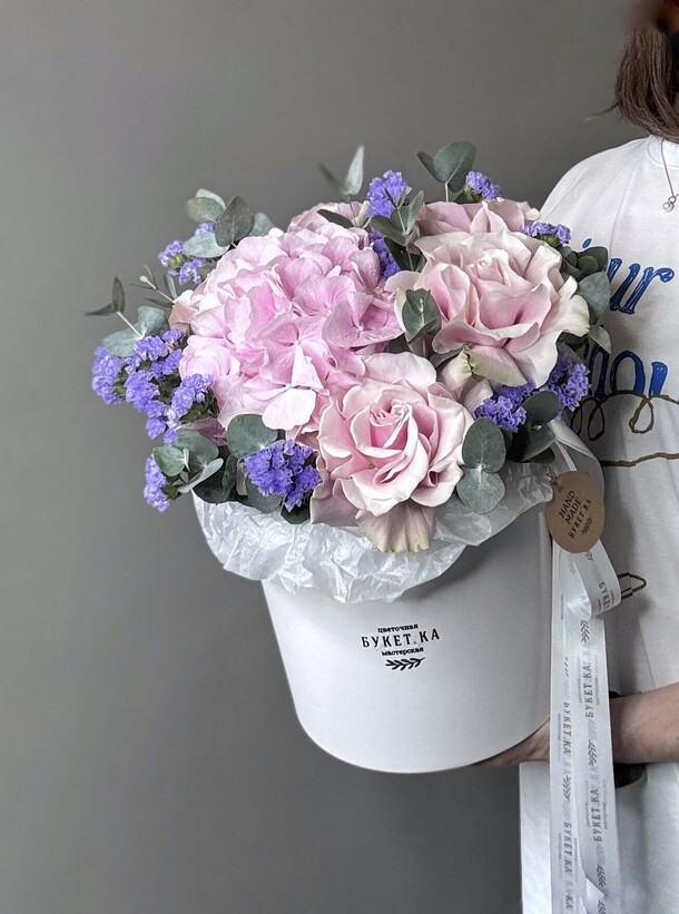 Композиция с гортензией, розами и статицей #034, артикул F1445454 - 7200 рублей, доставка по городу. Flawery - доставка цветов