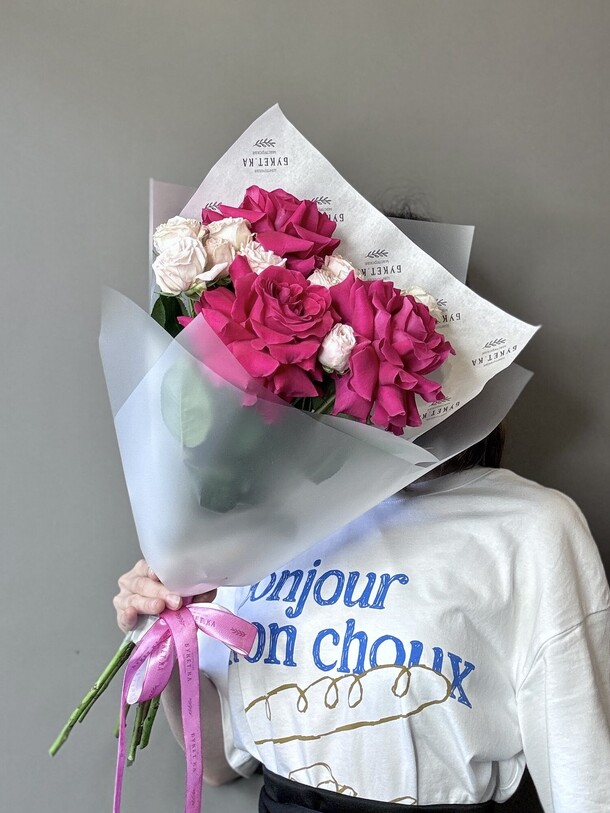 Букет с французскими и кустовыми пионовидными розами #035, артикул F1450415 - 2990 рублей, доставка по городу. Flawery - доставка цветов