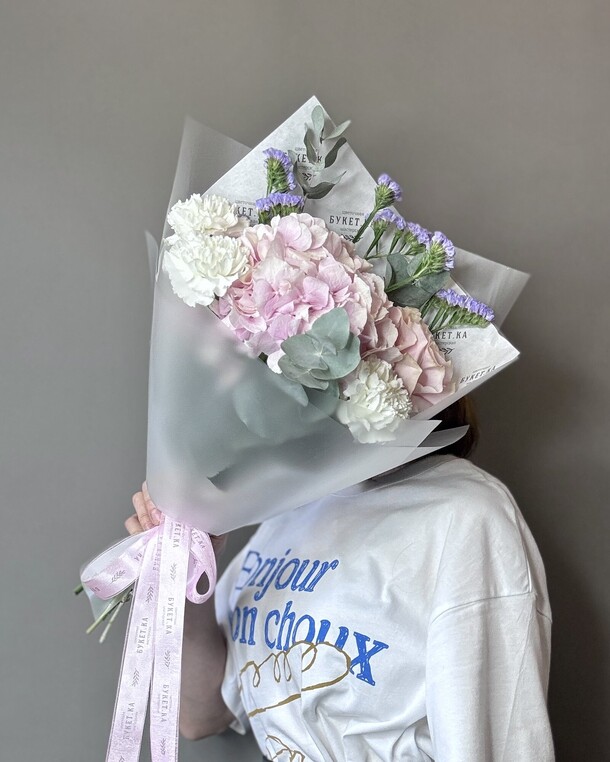 Букет с гортензией, розой и диантусами #036, артикул F1450422 - 4300 рублей, доставка по городу. Flawery - доставка цветов