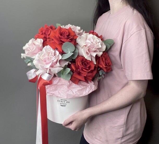 Композиция с французскими розами и эвкалиптом #043, артикул F1450582 - 7800 рублей, доставка по городу. Flawery - доставка цветов