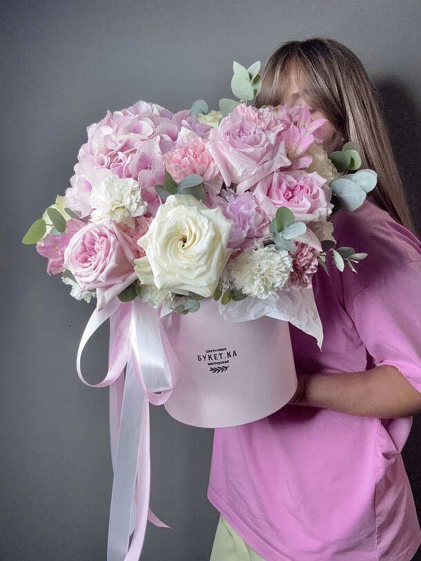 Композиция с розами, гортензией и диантусами #062, артикул F1451546 - 14300 рублей, доставка по городу. Flawery - доставка цветов