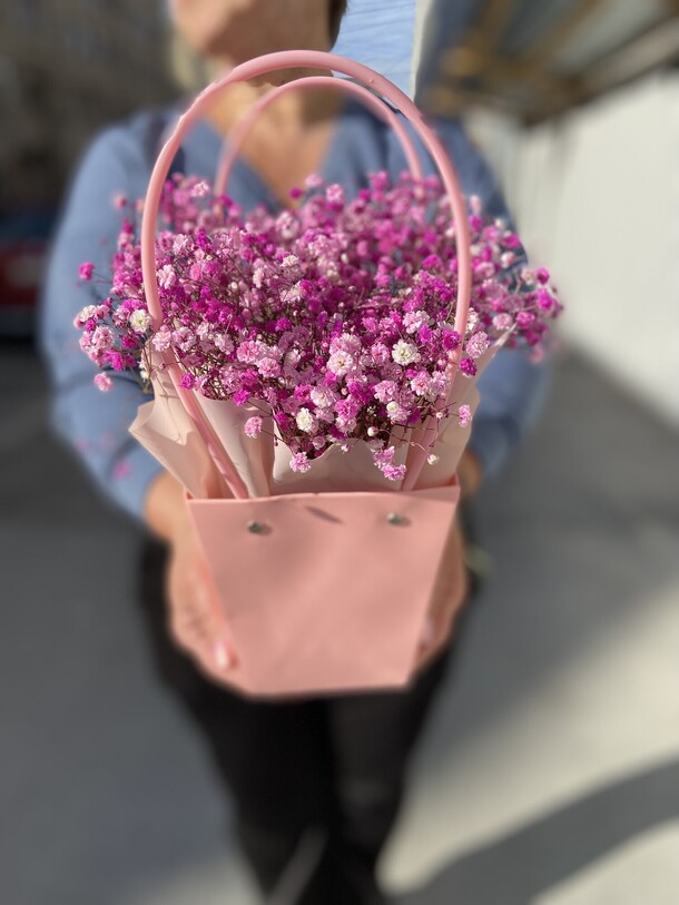 Букет «сумочка с гипсофилой», артикул F1293787 - 2500 рублей, доставка по городу. Flawery - доставка цветов