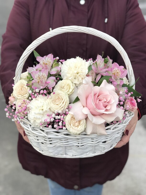 Корзина «нежность», артикул F1338858 - 9500 рублей, доставка по городу. Flawery - доставка цветов