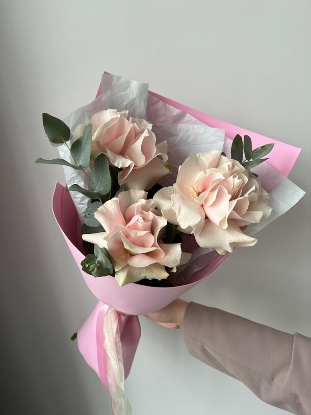 Букет из 3 французских нежно-розовых роз, артикул F1200818 - 1990 рублей, доставка по городу. Flawery - доставка цветов