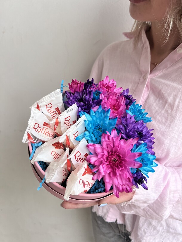 Композиция из цветных хризантем с конфетами, артикул F1283581 - 2950 рублей, доставка по городу. Flawery - доставка цветов