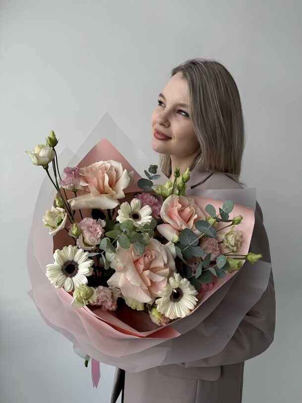 Букет из французских роз, мини гербер и эустомы, артикул F1283606 - 5390 рублей, доставка по городу. Flawery - доставка цветов