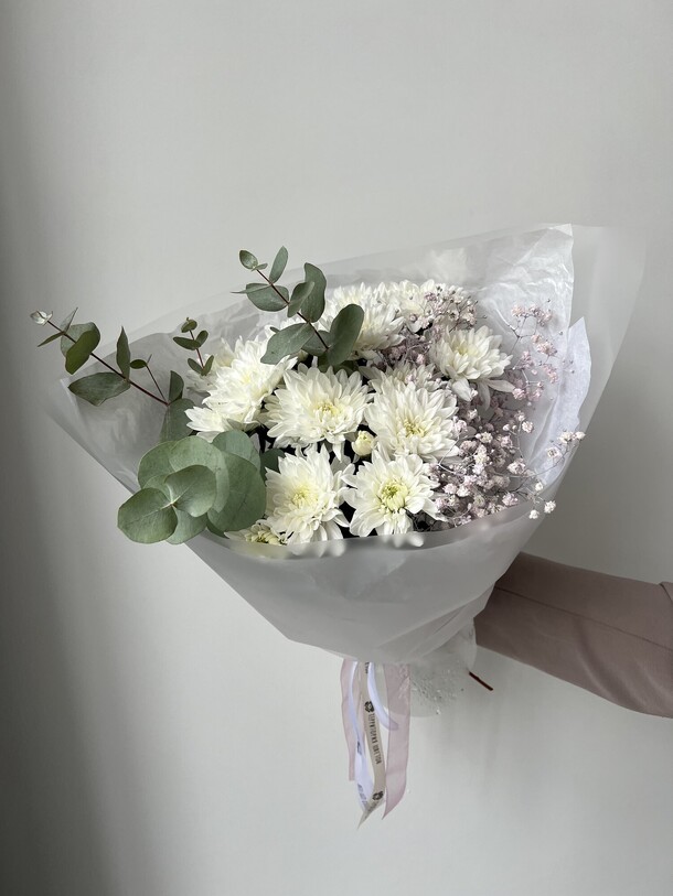 Букет из кустовой хризантемы и гипсофилы, артикул F1283612 - 2790 рублей, доставка по городу. Flawery - доставка цветов