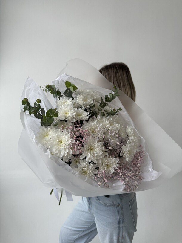 Букет из кустовой хризантемы, гипсофилы и эвкалипта, артикул F1283696 - 6500 рублей, доставка по городу. Flawery - доставка цветов