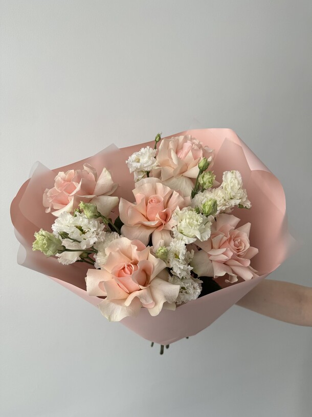 Букет из французских роз и эустомы, артикул F1283705 - 4750 рублей, доставка по городу. Flawery - доставка цветов