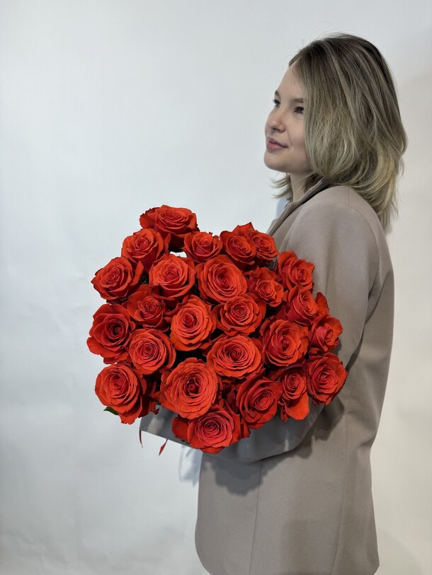 Букет из 25 красных роз, артикул F1283712 - 8500 рублей, доставка по городу. Flawery - доставка цветов