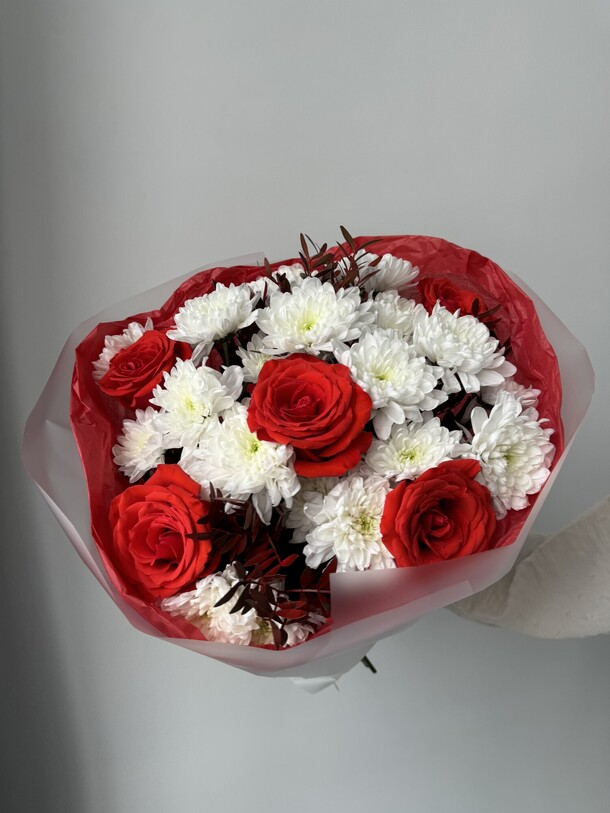 Букет из алых роз и хризантем, артикул F1302717 - 4750 рублей, доставка по городу. Flawery - доставка цветов