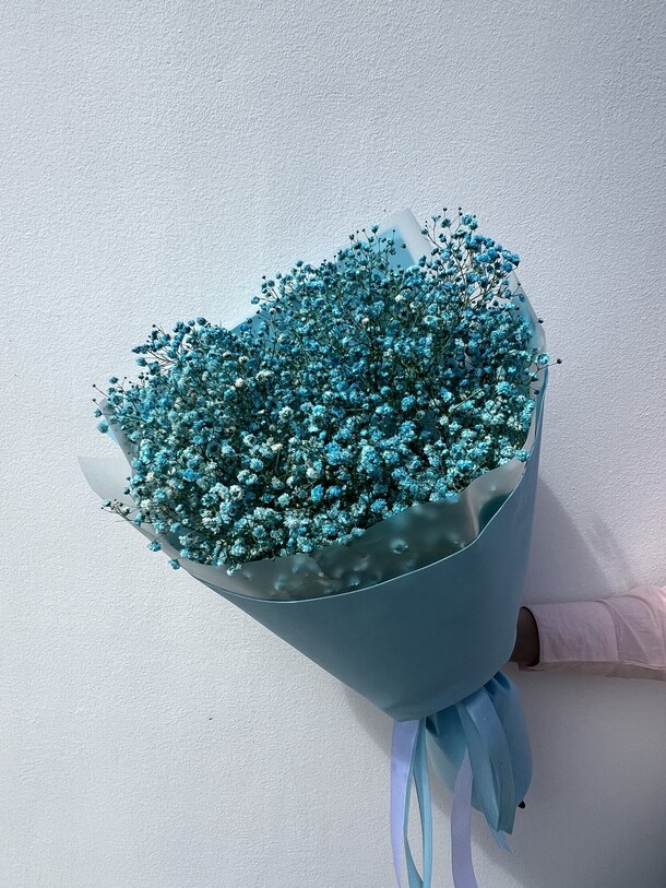 Букет из голубой гипсофилы mini, артикул F1302725 - 2750 рублей, доставка по городу. Flawery - доставка цветов