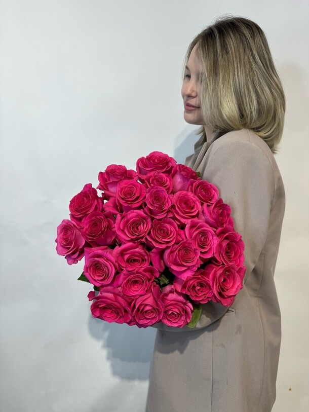 Букет из 25 ярко-розовых роз, артикул F1455183 - 8500 рублей, доставка по городу. Flawery - доставка цветов
