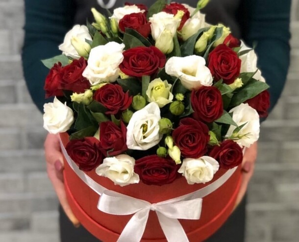 Красное белое, артикул F1067917 - 9664 рублей, доставка по городу. Flawery - доставка цветов