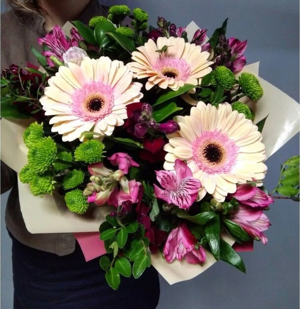 Шлейф, артикул F1075025 - 5960 рублей, доставка по городу. Flawery - доставка цветов