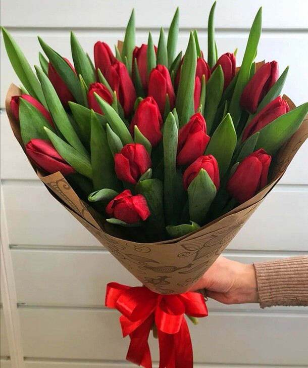 Тюльпаны к 8 марта, артикул F1100288 - 7174 рублей, доставка по городу. Flawery - доставка цветов