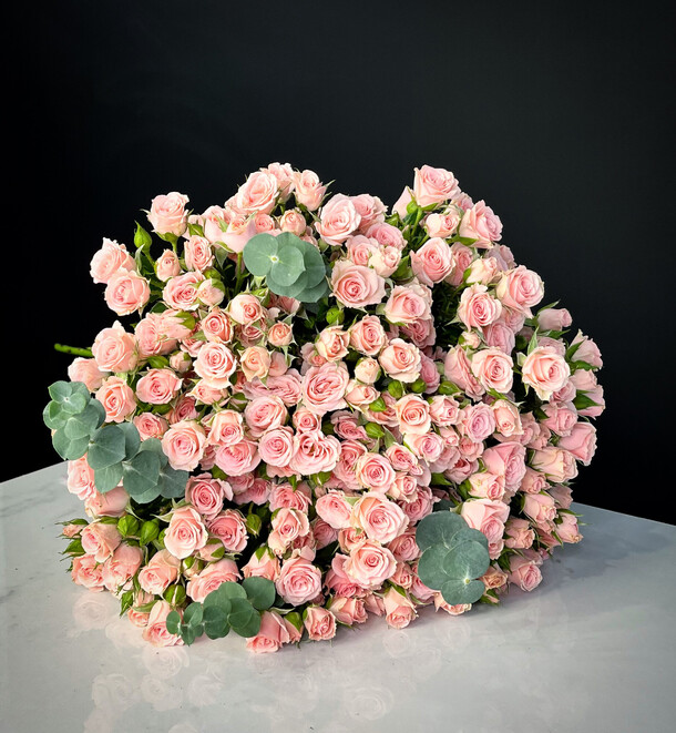 Монобукет из кустовых роз с эвкалиптом, артикул F1226310 - 15000 рублей, доставка по городу. Flawery - доставка цветов