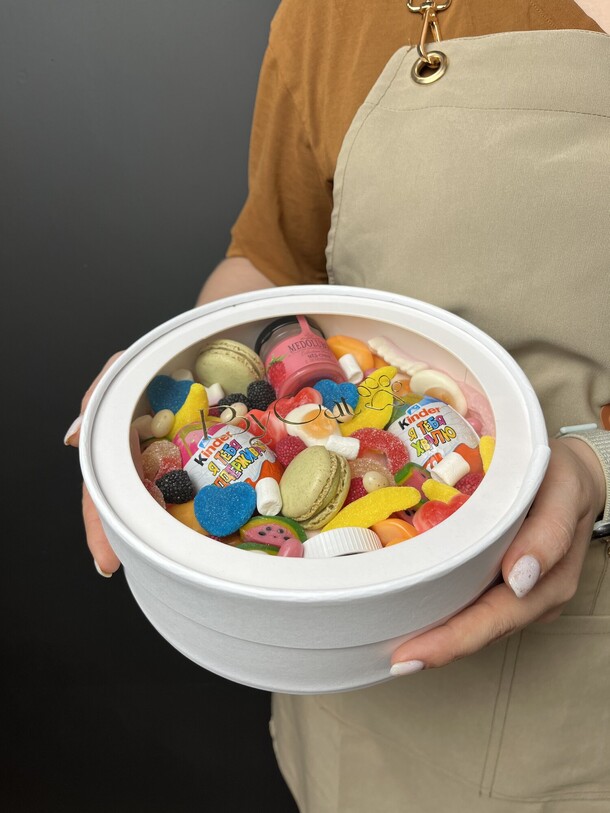 Бокс с испанским мармеладом и киндерами, артикул F1253958 - 3650 рублей, доставка по городу. Flawery - доставка цветов