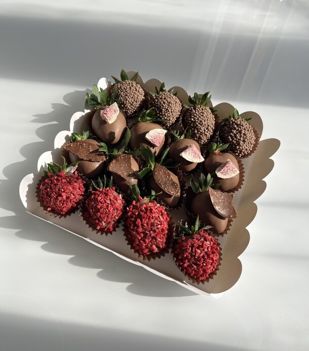 Клубника в молочном шоколаде, артикул F1256406 - 3990 рублей, доставка по городу. Flawery - доставка цветов