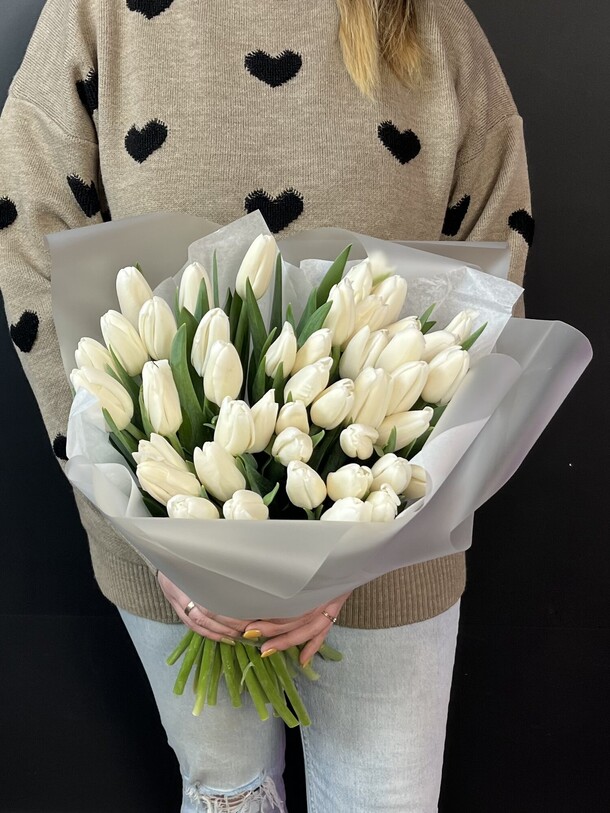 45 белых тюльпанов, артикул F1261857 - 18390 рублей, доставка по городу. Flawery - доставка цветов