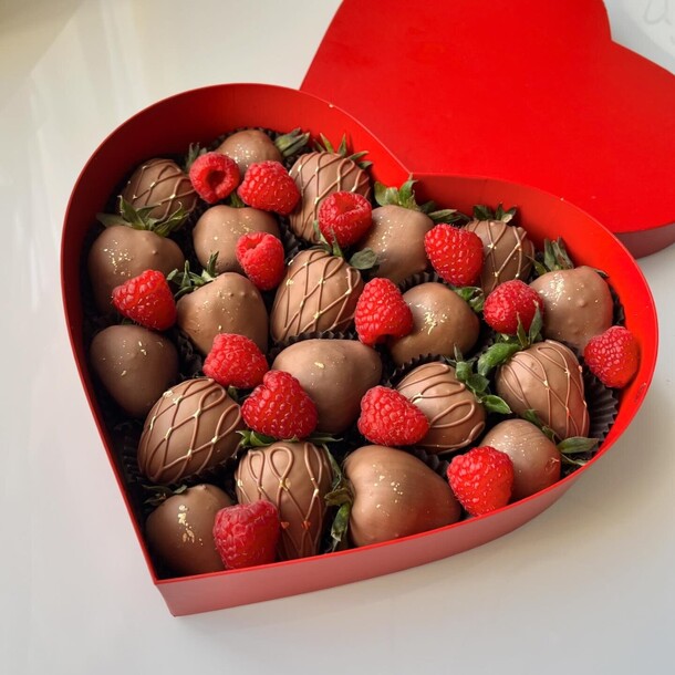 Клубника в шоколаде в коробке сердце, артикул F1270857 - 8000 рублей, доставка по городу. Flawery - доставка цветов