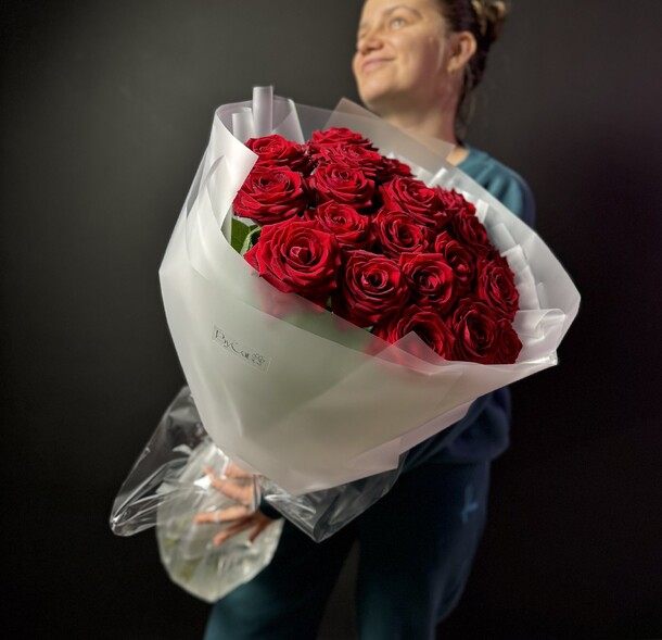 Монобукет из красных роз, артикул F1332944 - 13000 рублей, доставка по городу. Flawery - доставка цветов