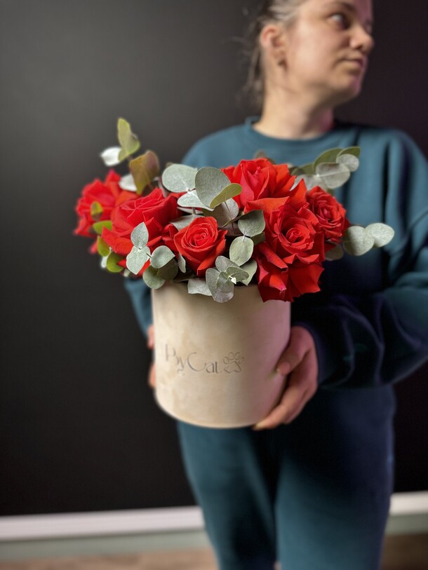 Красные розы в шляпной коробке, артикул F1332945 - 6650 рублей, доставка по городу. Flawery - доставка цветов