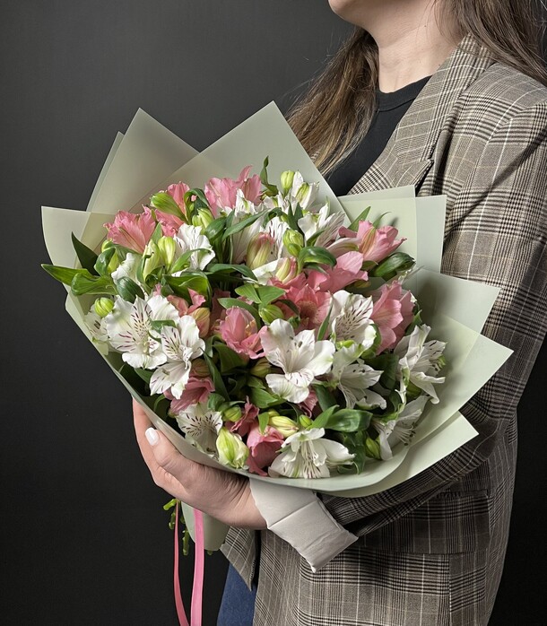 Букет альстромерий, артикул F1355741 - 4990 рублей, доставка по городу. Flawery - доставка цветов