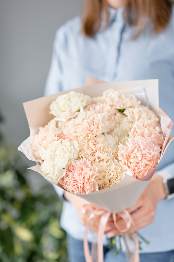 Букет из нежных гвоздик, артикул F1324527 - 3500 рублей, доставка по городу. Flawery - доставка цветов