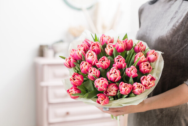 Букет из 31 пионовидных тюльпанов, артикул F1383963 - 6300 рублей, доставка по городу. Flawery - доставка цветов