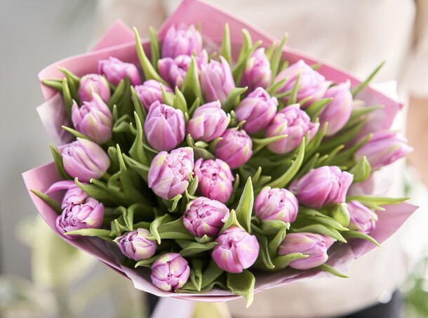 Букет из махровых тюльпанов, артикул F1383976 - 5380 рублей, доставка по городу. Flawery - доставка цветов
