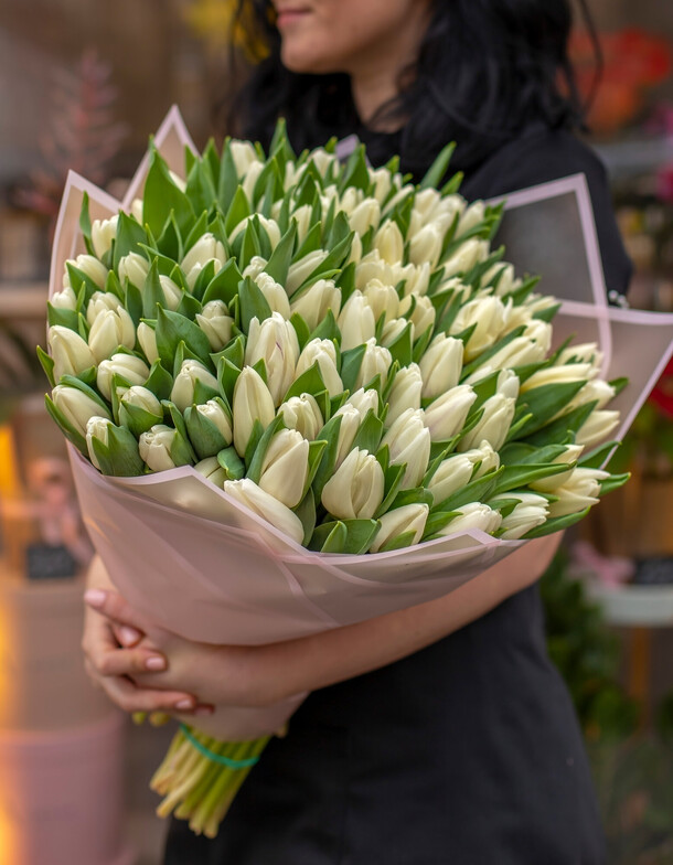 Большой букет белых тюльпанов, артикул F1383983 - 19800 рублей, доставка по городу. Flawery - доставка цветов