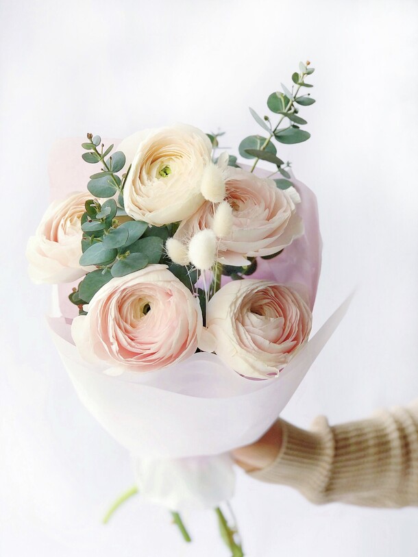 Букет с ранункулюсами и веточками эвкалипта, артикул F1412741 - 4780 рублей, доставка по городу. Flawery - доставка цветов