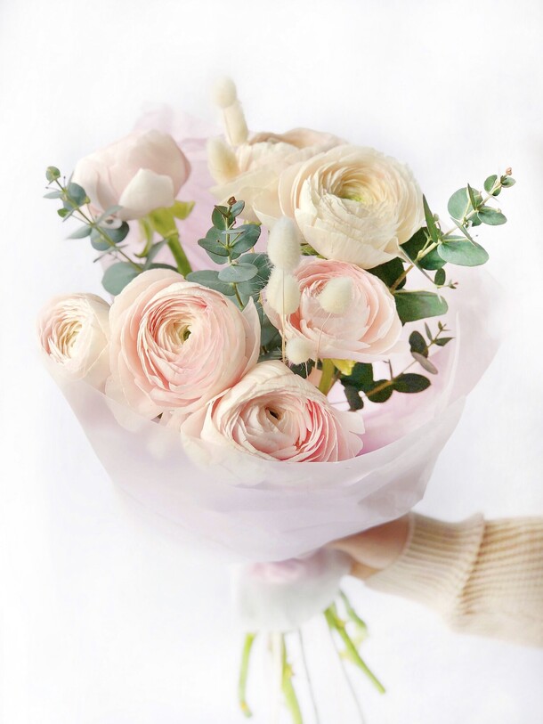 Букет с ранункулюсами 7 шт и эвкалиптом, артикул F1412743 - 5800 рублей, доставка по городу. Flawery - доставка цветов