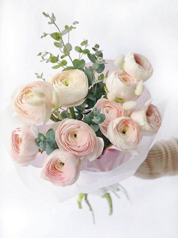 Букет с ранункулусами 11 шт и веточками эвкалипта, артикул F1412747 - 8680 рублей, доставка по городу. Flawery - доставка цветов